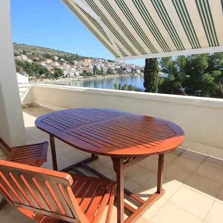 Seaside House With A Swimming Pool Mavarstica, Ciovo - 1076 Semesterbostad *